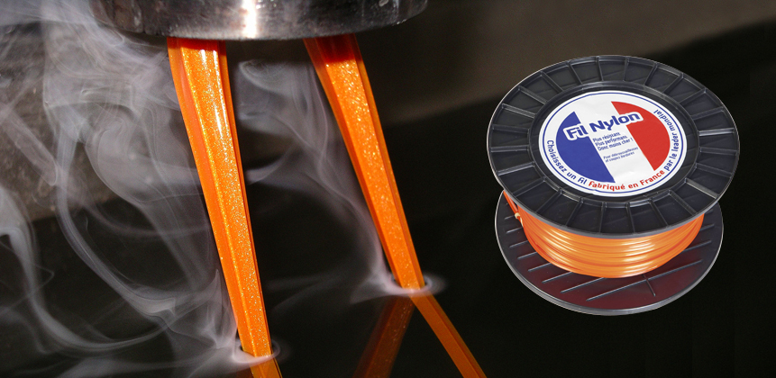 Fabrication dy Fil Nylon® orange. Une fois formé, le fil porté à fusion pour lui donner sa rigidité finale